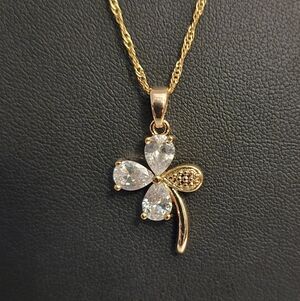 Elegant Gold And Rhinestone Flower Pendant Necklace